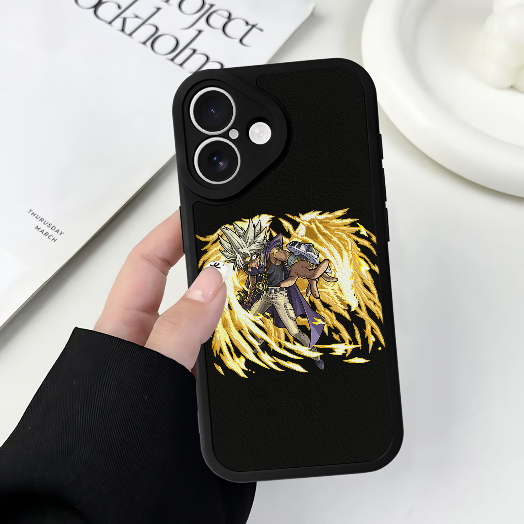 （画像用） 遊☆戯☆王 Yu-Gi-Oh! 【iPhone 16シリーズ対応】シリコンスマホケース（レザー調） 材質：シリコン